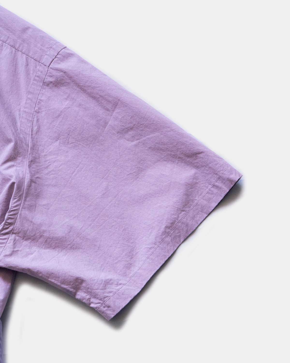 PURPLE（少し長めの袖はトータルのバランスの良さを感じられます）
