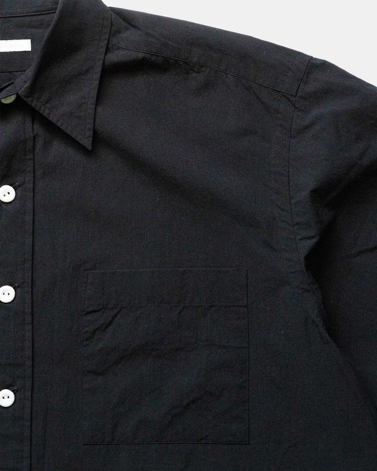 BLACK（ポケットはやや大ぶりなのでサングラスなども収納しやすいです）