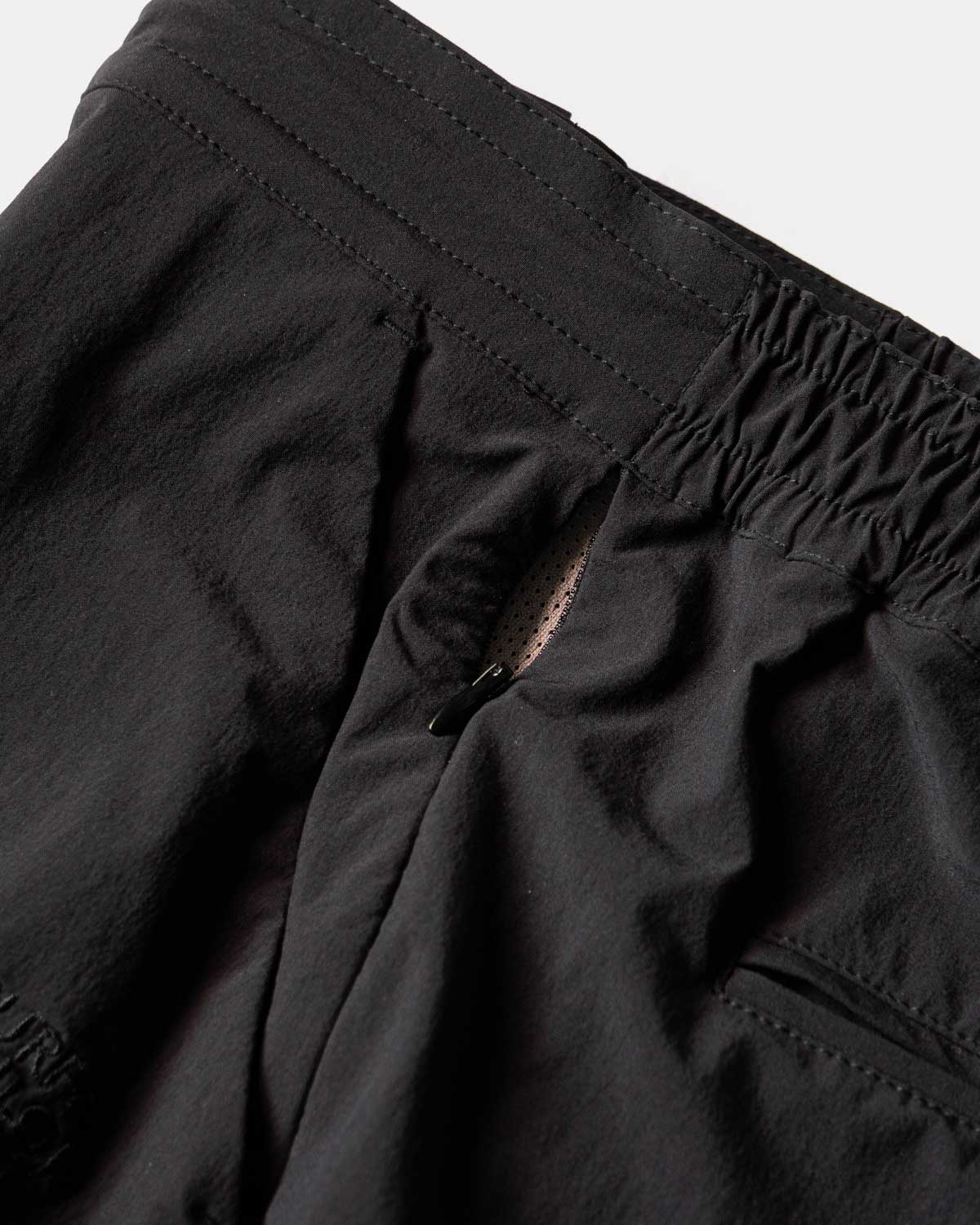 BLACK（左のサイド部分に隠しジップポケットがつきます）
