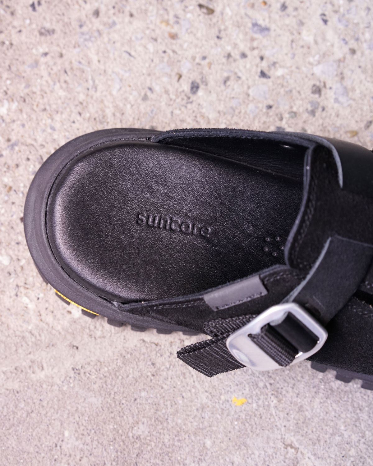 BLACK（厚み5mmのネオプレーン材を加工しレザーで包んだインソールは高いクッション性）