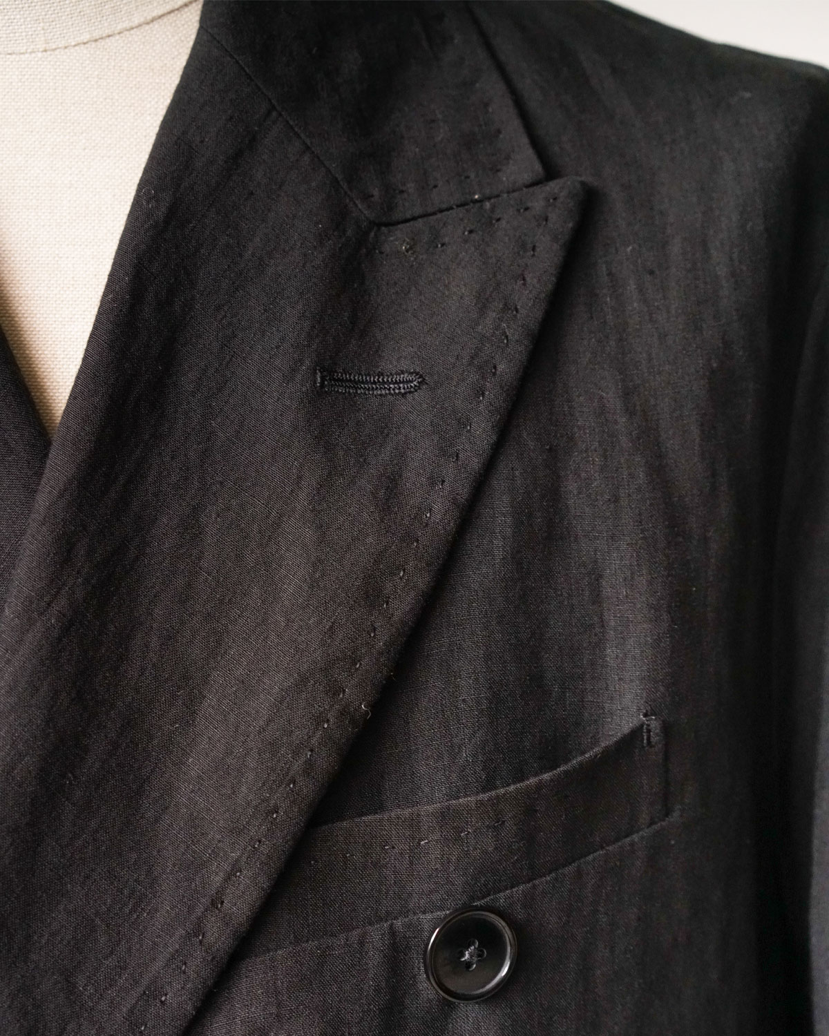 BLACK(ラペルから裾に向かってAMFステッチがかかりハンドクラフト感も感じられるジャケット)