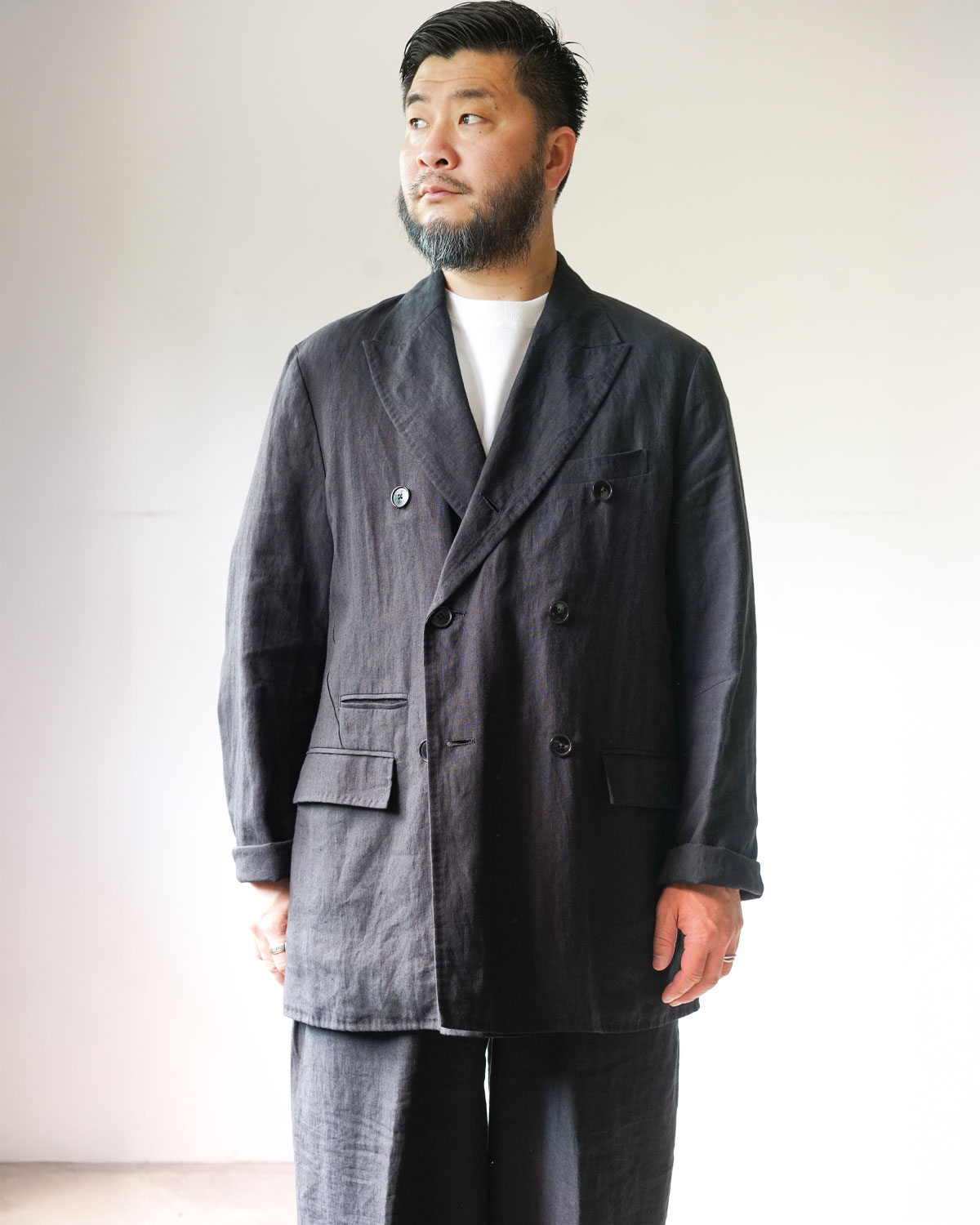 BLACK(165cm66kgでサイズ2を着用、インナーにはTシャツを合わせています)
