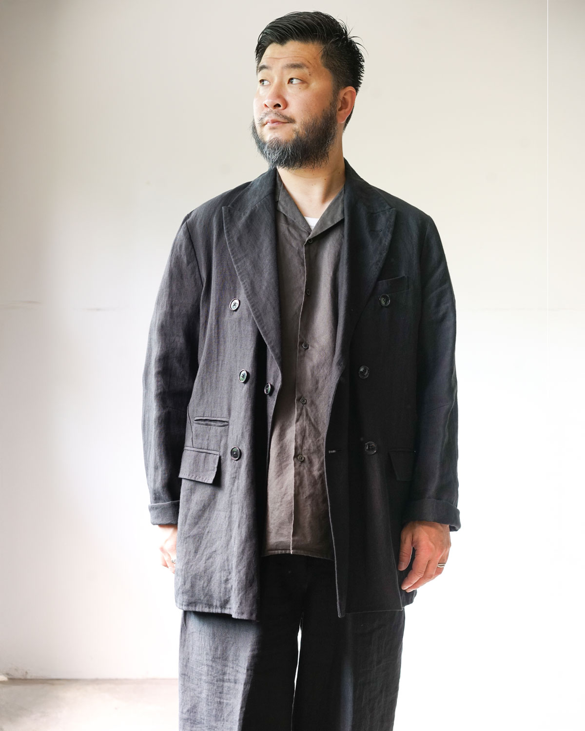 BLACK(165cm66kgでサイズ2を着用、インナーにはシャツを合わせています)