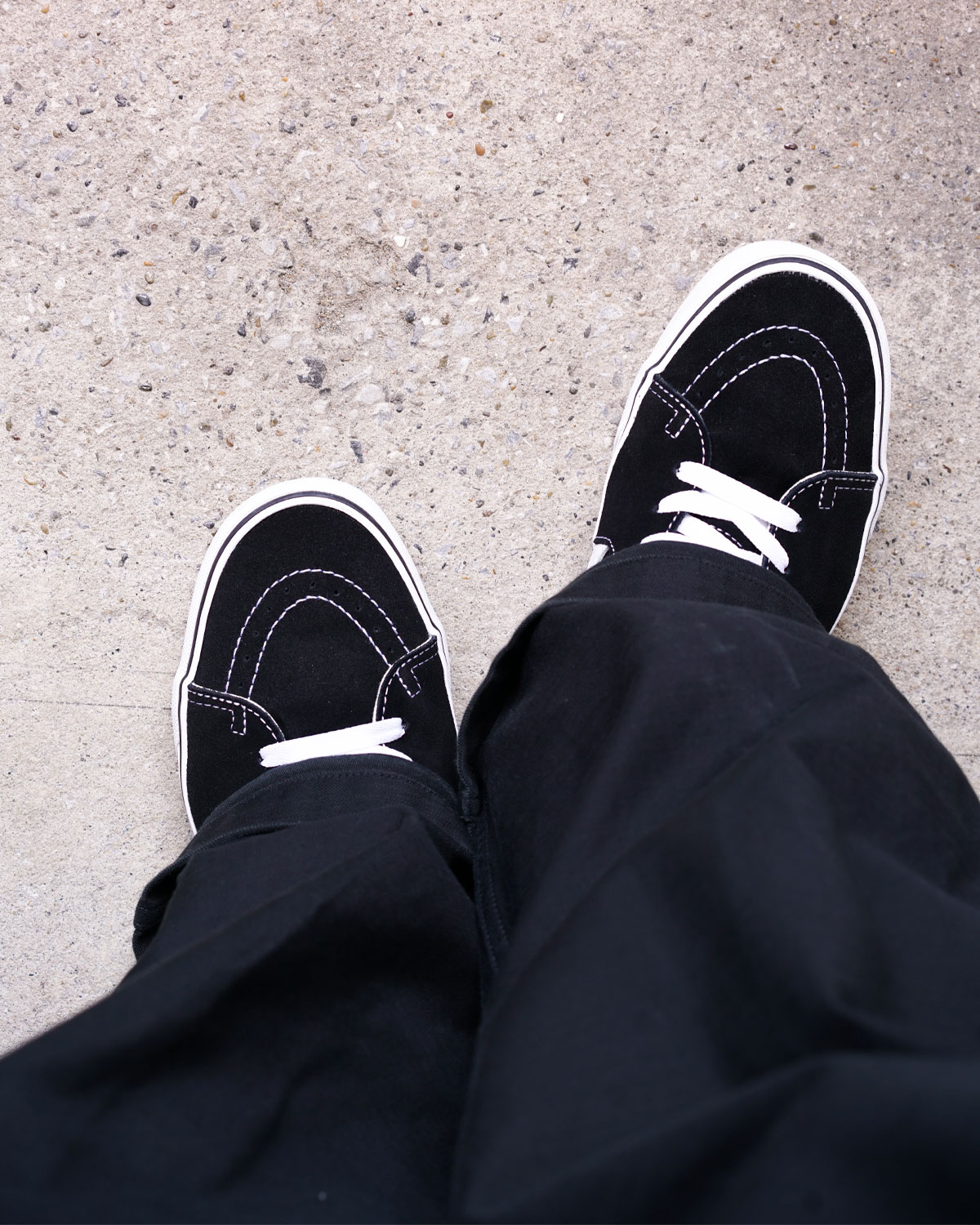 BLACK/BLACK/WHITE(通常US7.5着用でUS8を履いています)