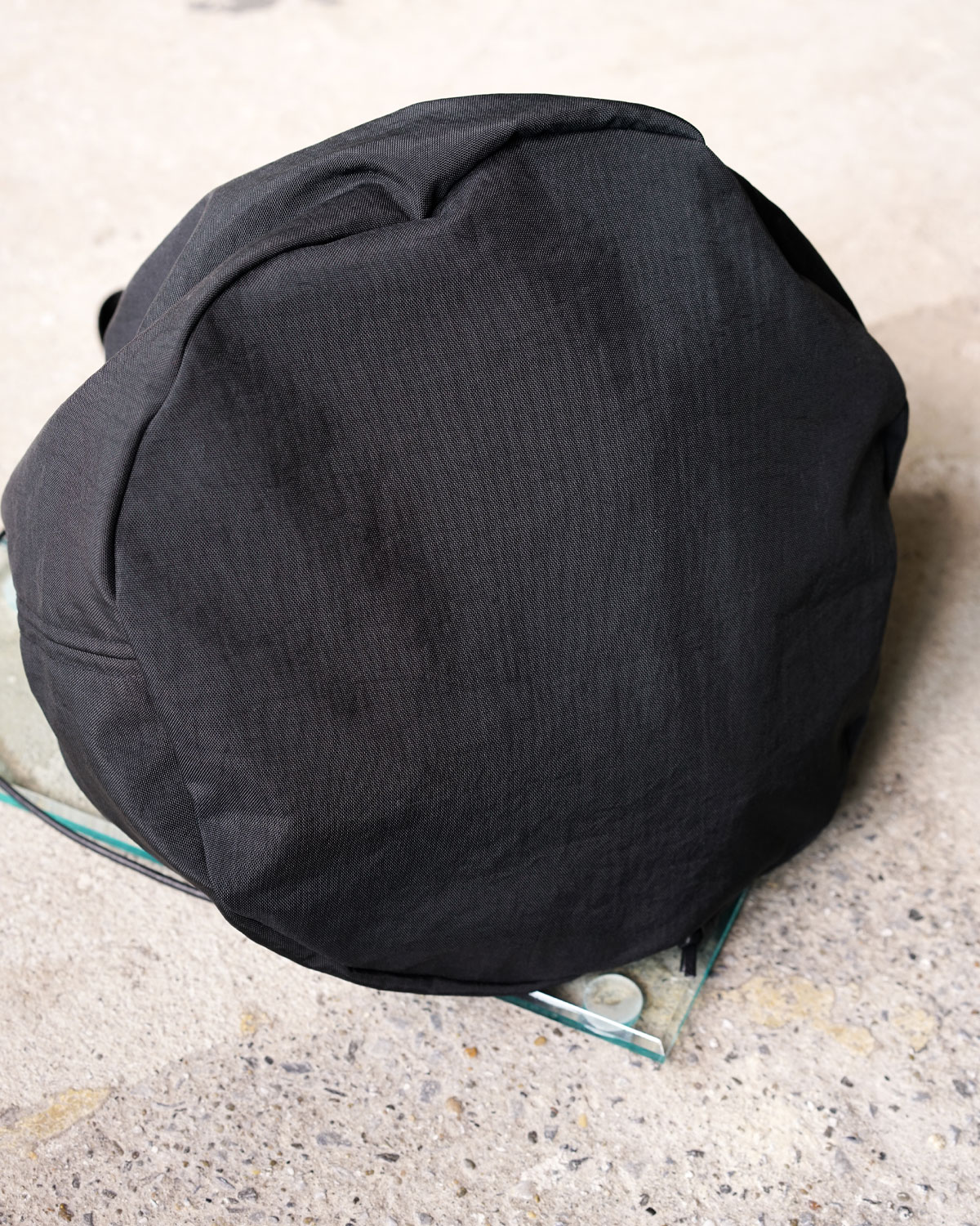 BLACK（底マチが円なので見た目以上に容量が入ります）