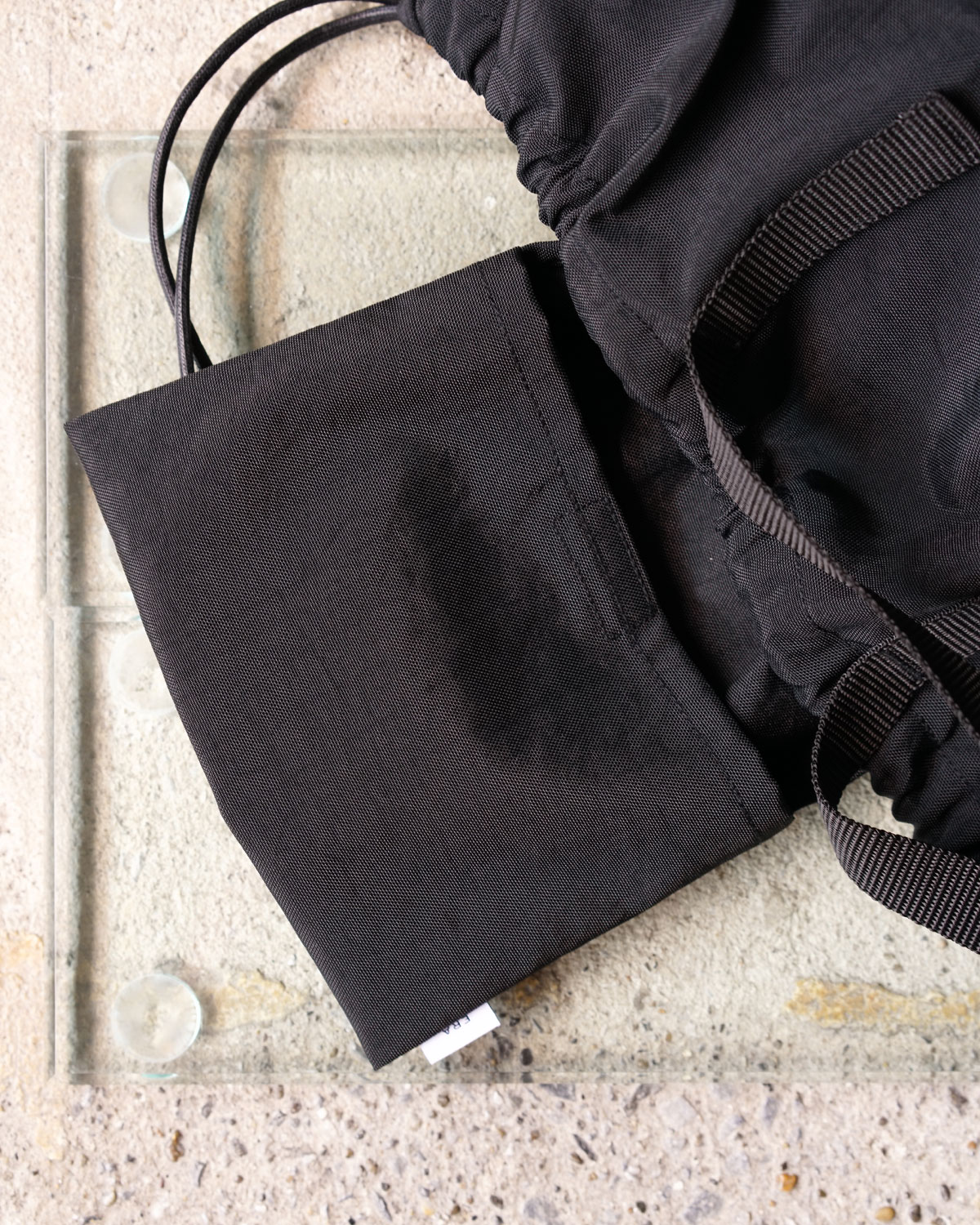 BLACK（内装はポケットが一つ付き、パッカブル仕様です）