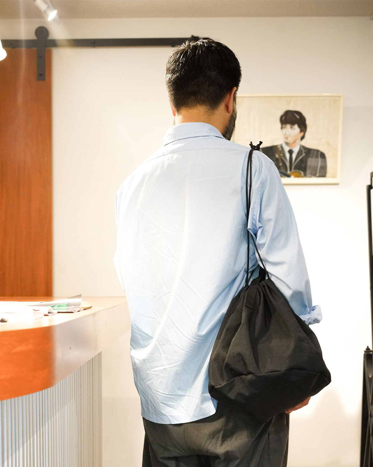 BLACK（巾着を絞った紐で肩がけも可能です）