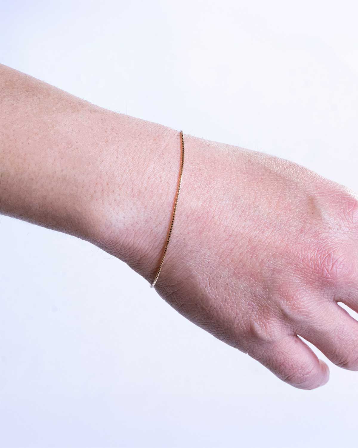 男性がLONGを着用しています[手首周り16cm]