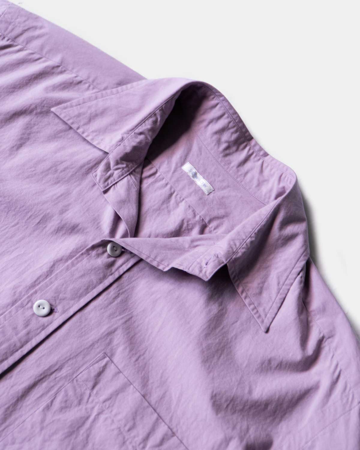 PURPLE（小ぶりなレギュラーカラーはクリーンな印象です）