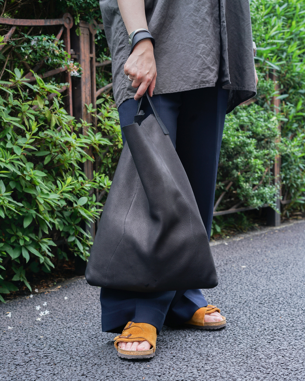 BLACK(ハンドルを手首に通して持つのもおすすめです)