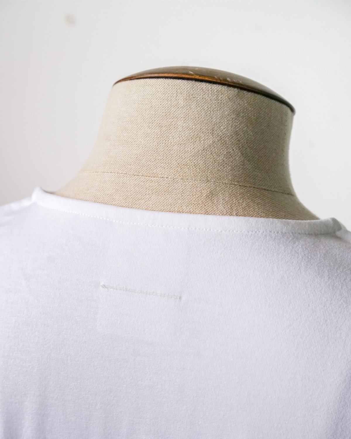 WHITE（背面のタグを縫い付けるステッチはアクセントカラーです）
