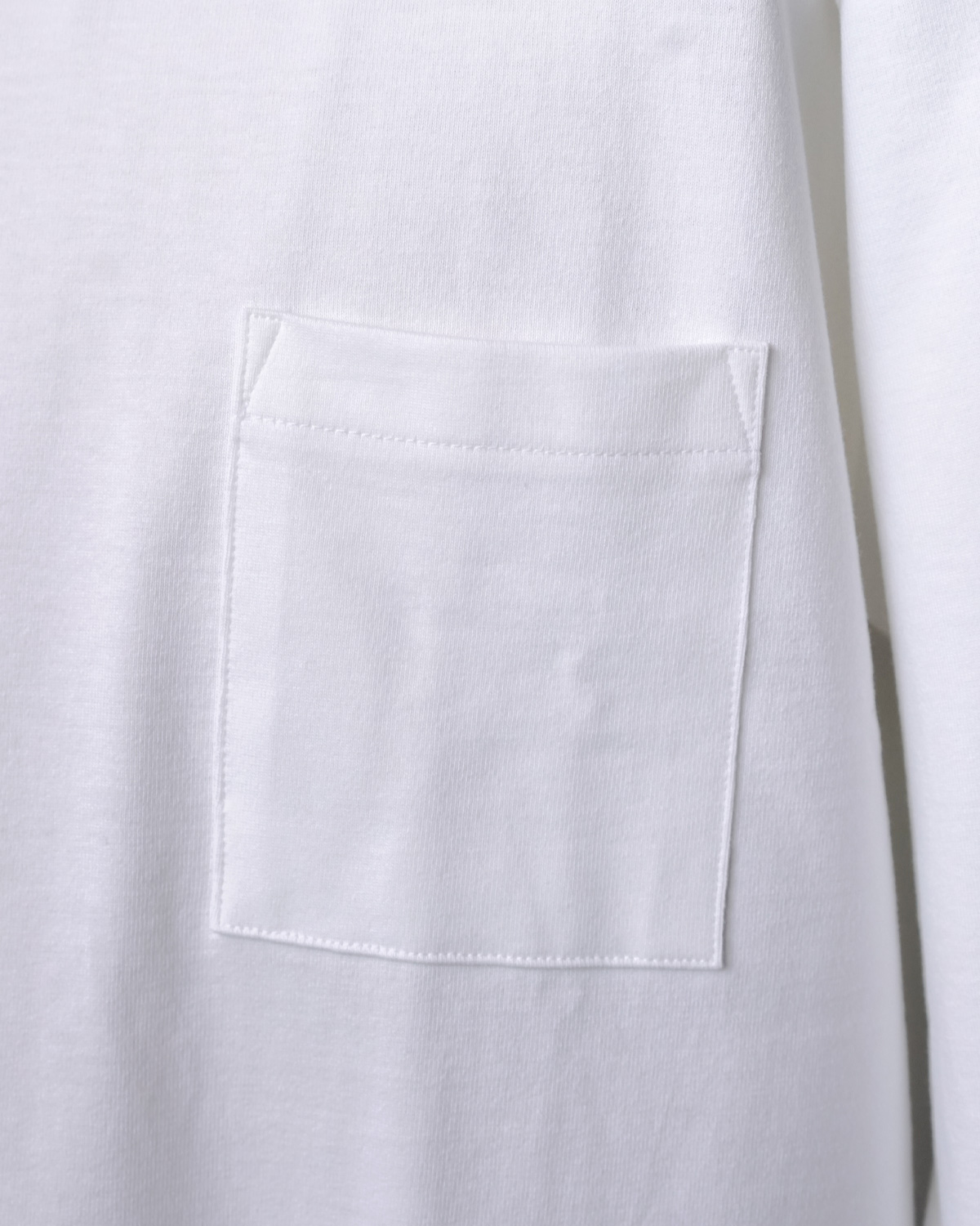 WHITE（スクエア型のクラシックなポケット）