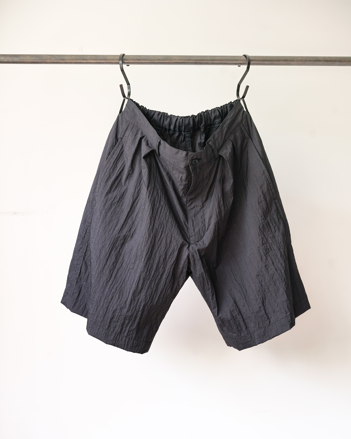 SHRINK TAFFETA CLASSIC SHORTS [ERA.]