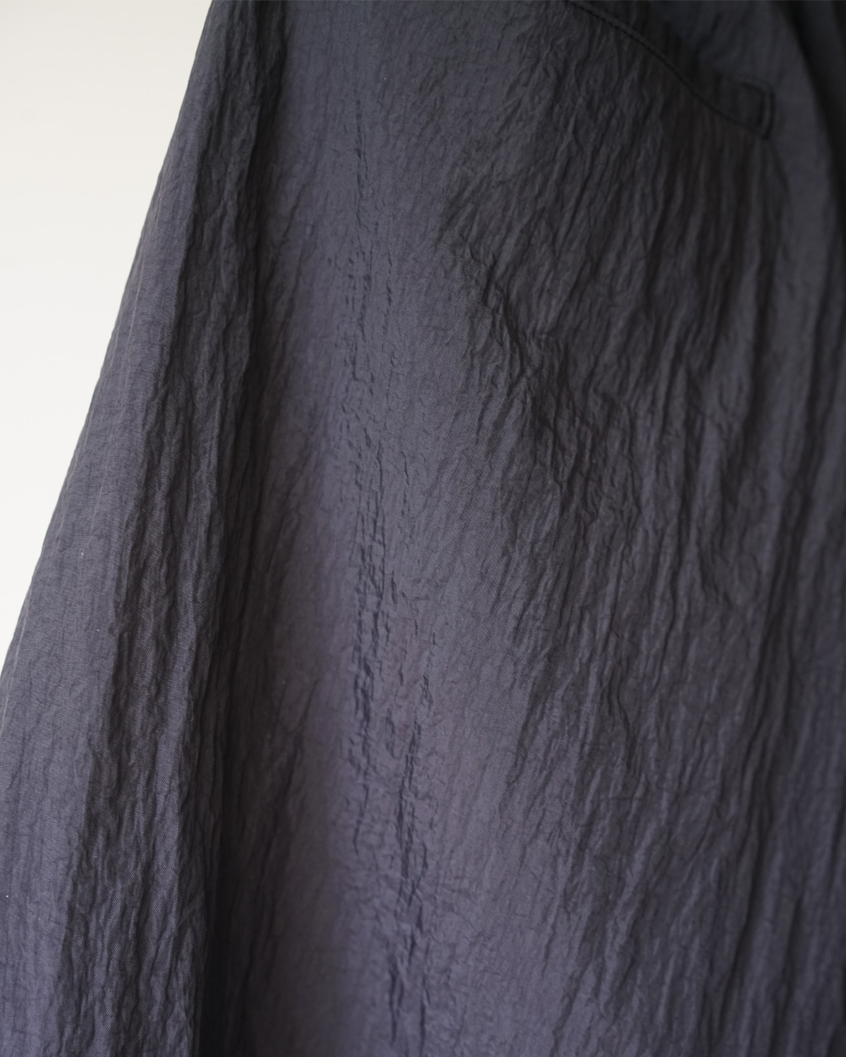 BLACK(シュリンクらしいシワ感が天然素材のような雰囲気を引き立てます)