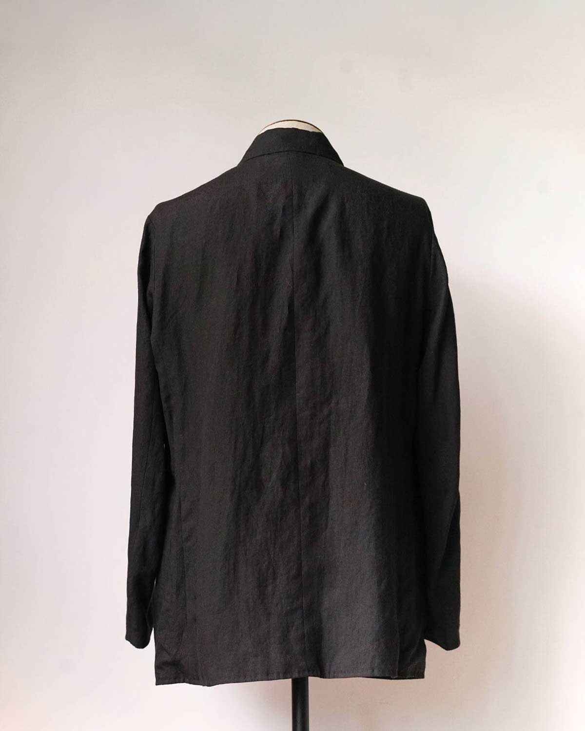 BLACK（背面はベントなしの仕様）