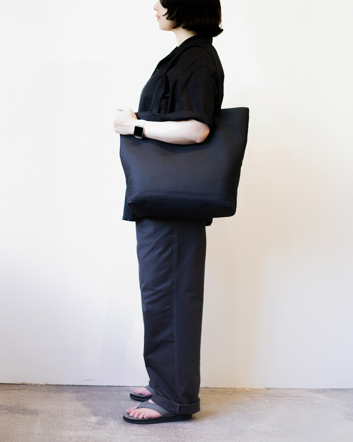 BLACK：158cmの女性が肩がけしたイメージです