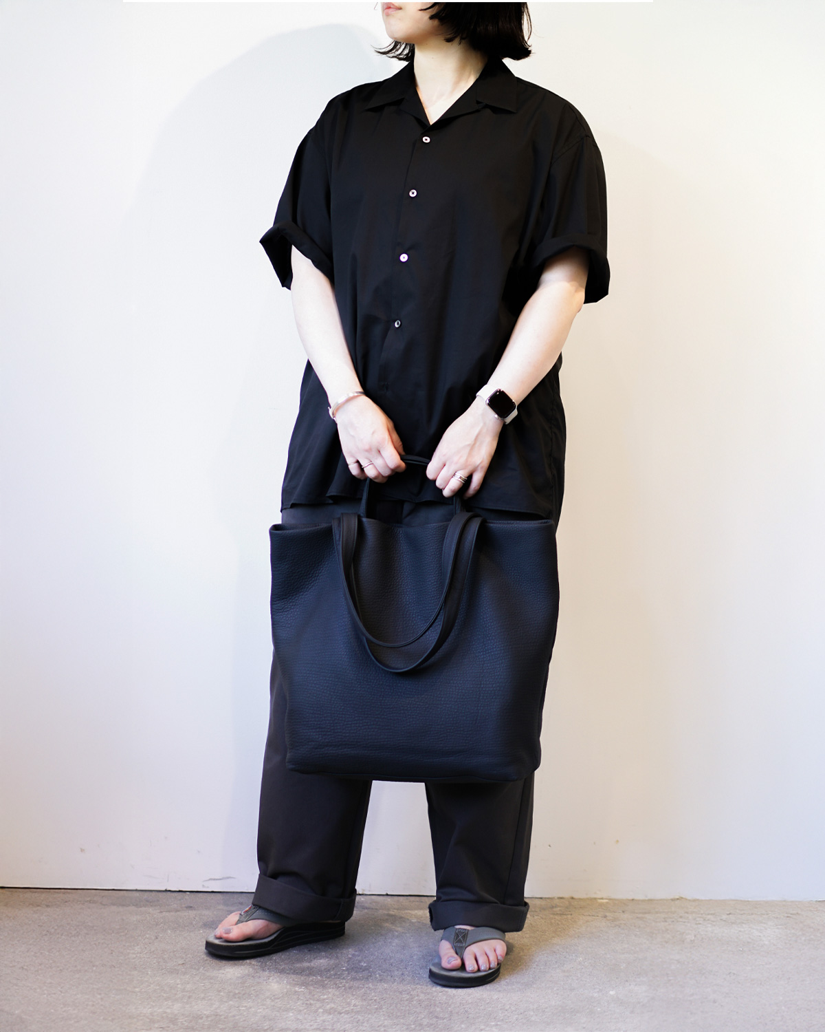 BLACK：158cmの女性が手持ちしたイメージです