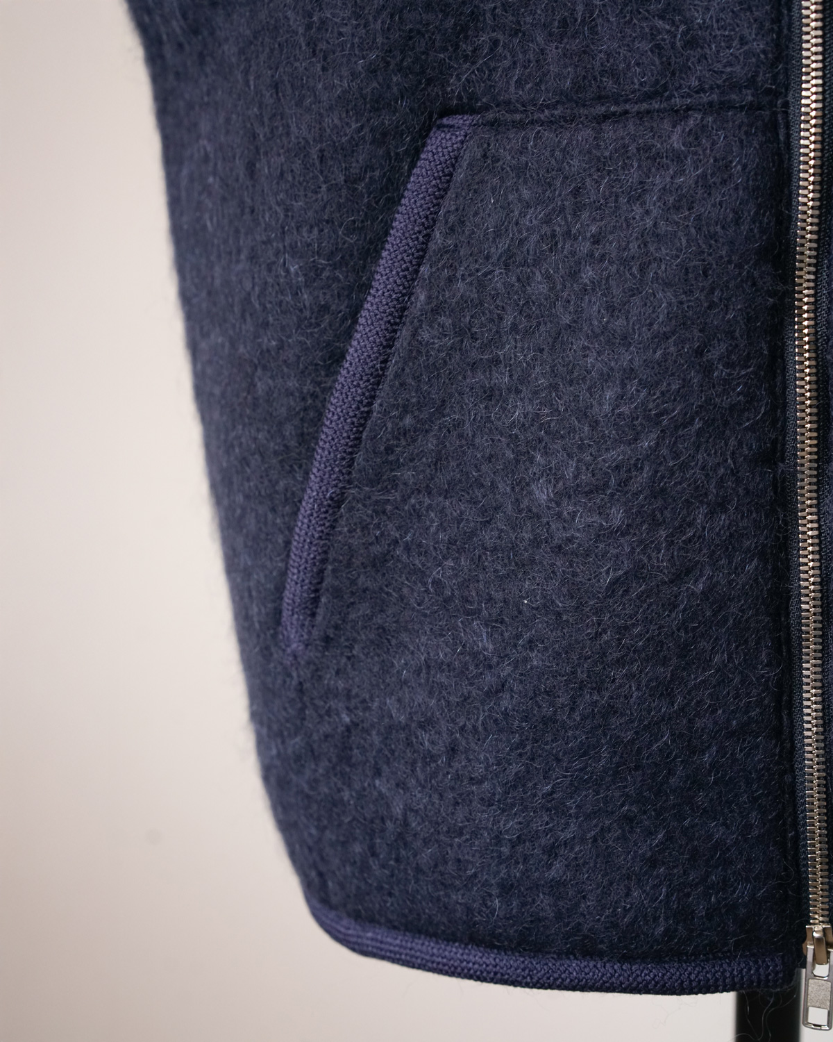 NAVY(ポケット口にもパイピング処理されています)