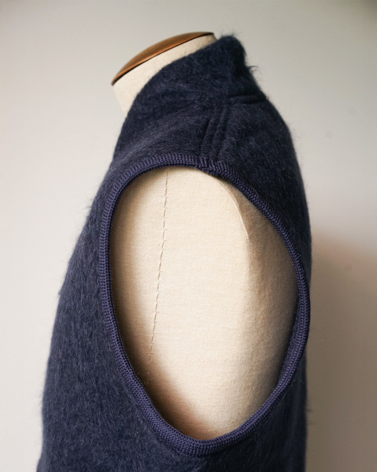 NAVY(袖口の深めに取られたカマが動きやすさと重ね着をしやすくしています)