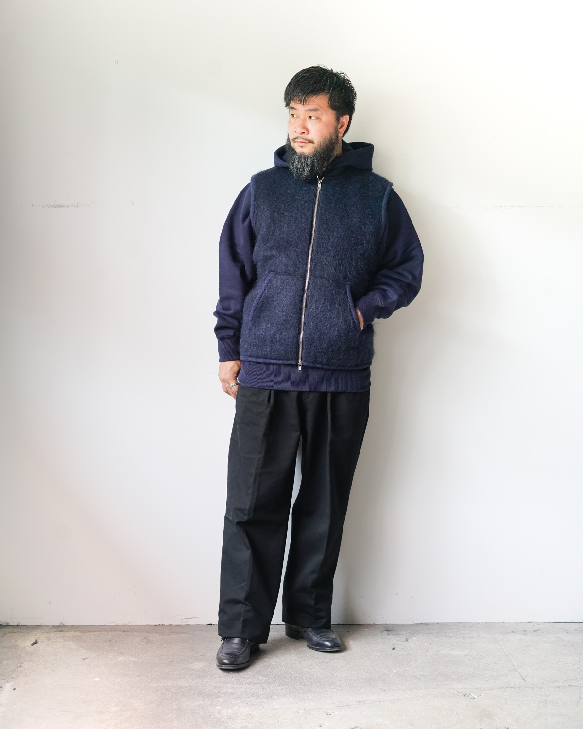 NAVY(165cm66kgサイズを着用:フーディをインナーに重ねたスタイリング)
