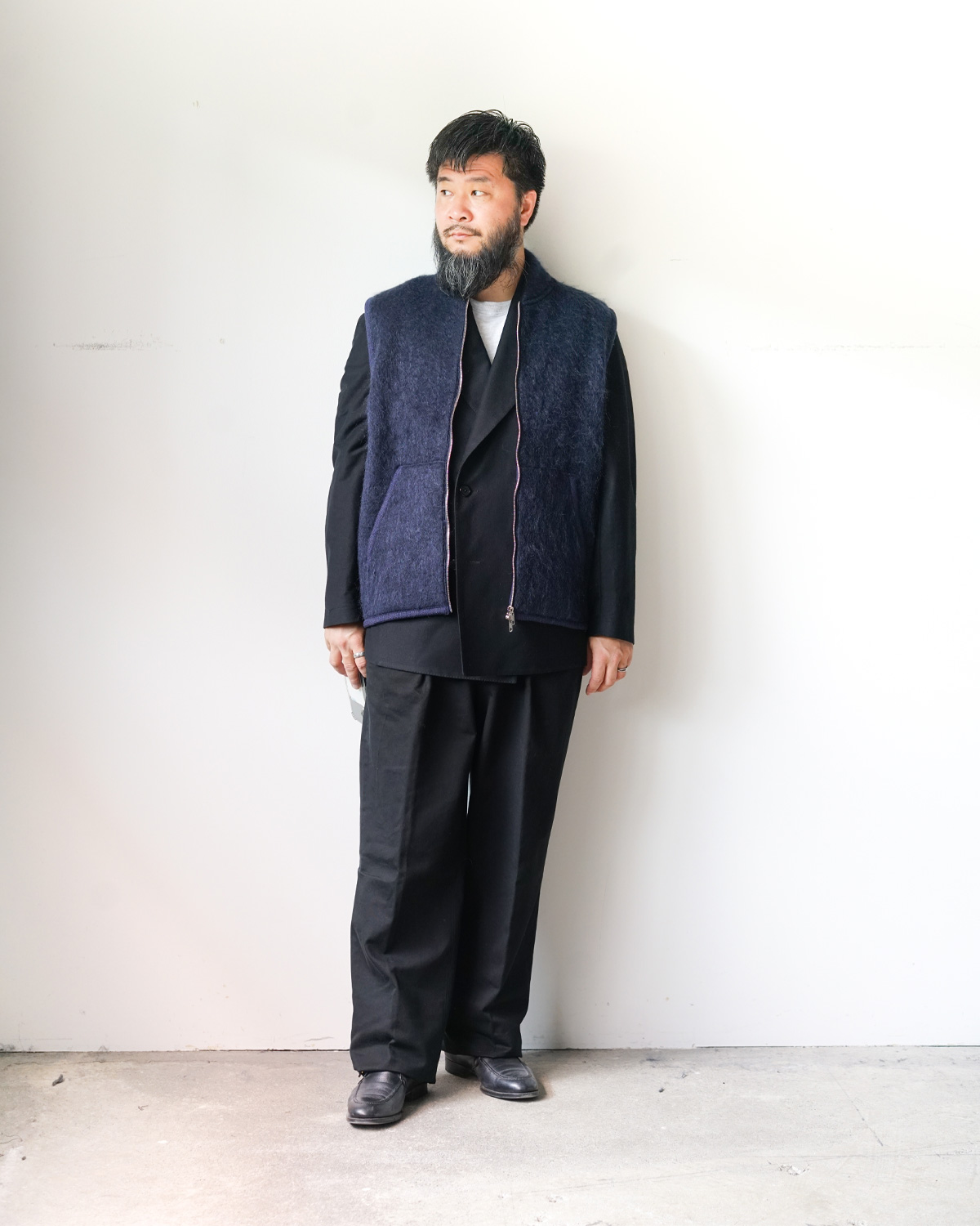 NAVY(165cm66kgサイズを着用:セットアップにベストをトップス使いしたスタイリング)