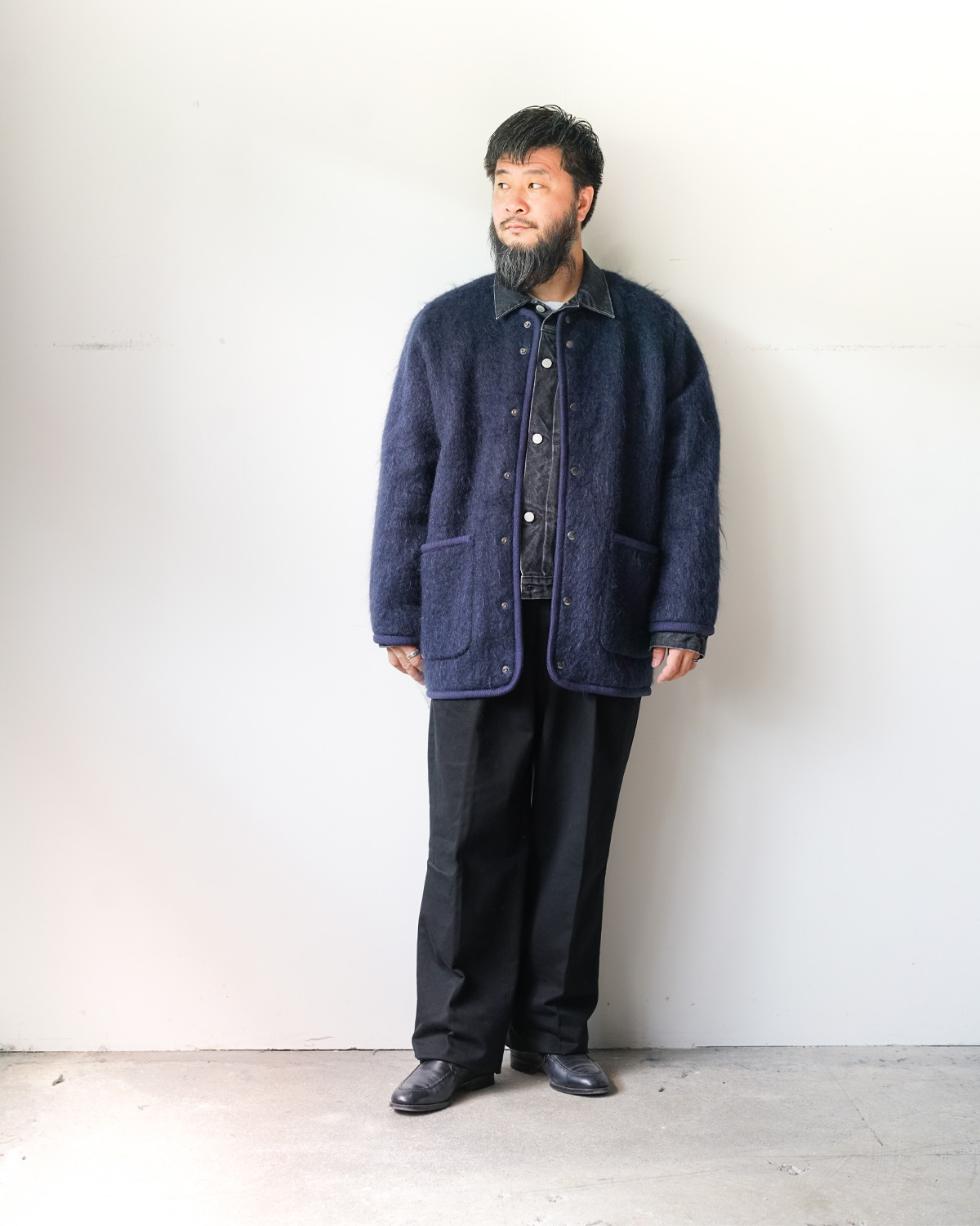 NAVY（165cm66kgでサイズ２を着用：インナーにデニムジャケットとスラックスを合わせたスタイル）
