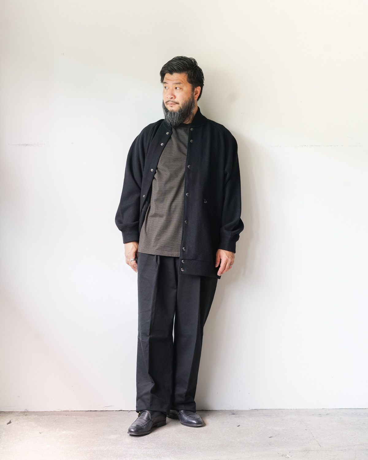 D.GRAY（羽織のインナーとしても程よい存在感を示します）