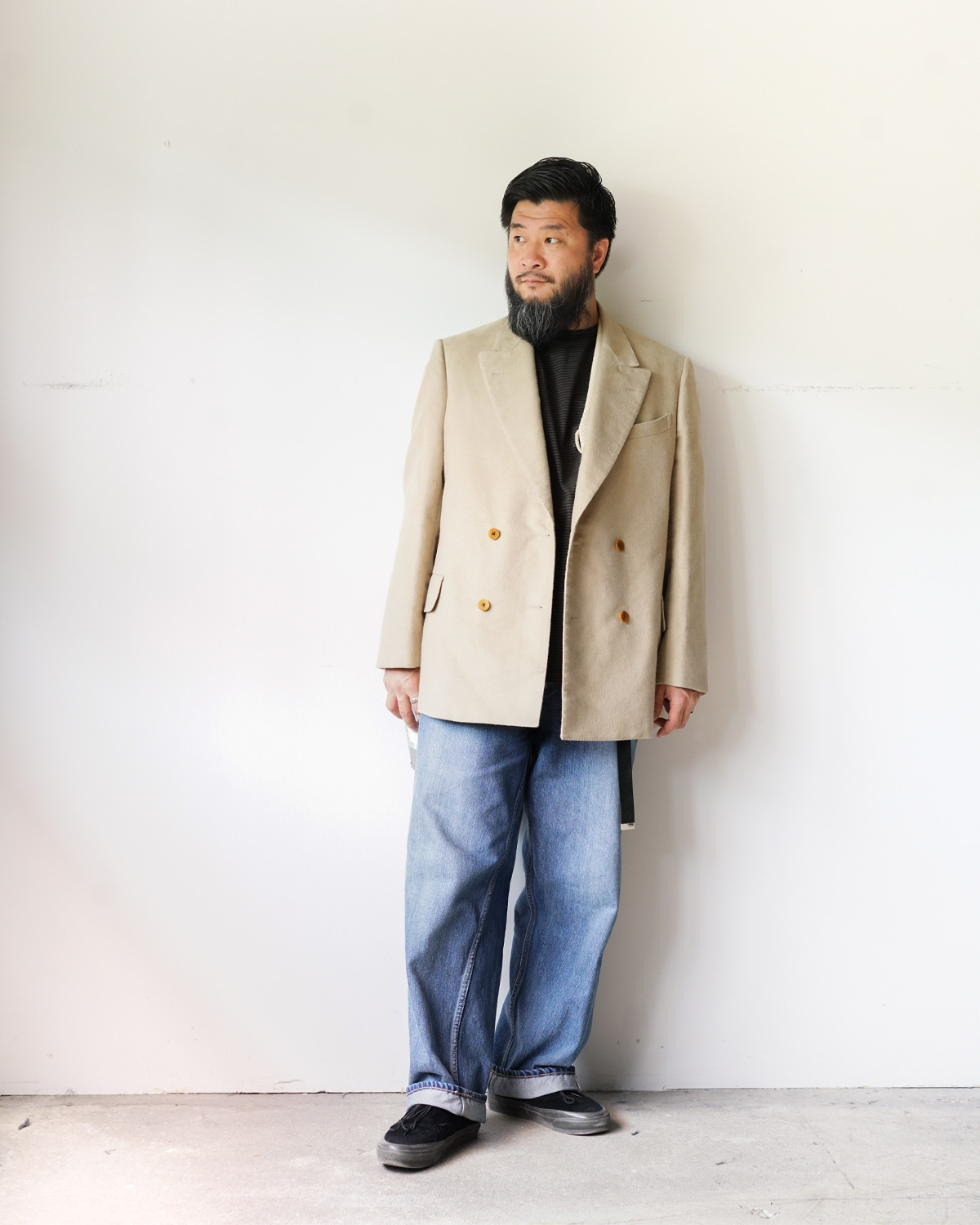 D.GRAY（綺麗なジャケットのインナーにデニムを合わせ大人のストリートスタイル）