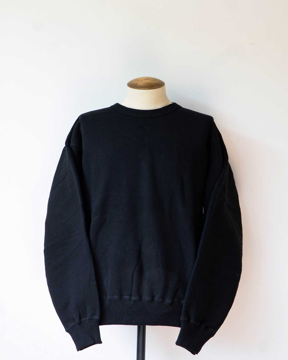 CREW NECK SWEAT "BLACK" [VICTORIA ATHLETICS]