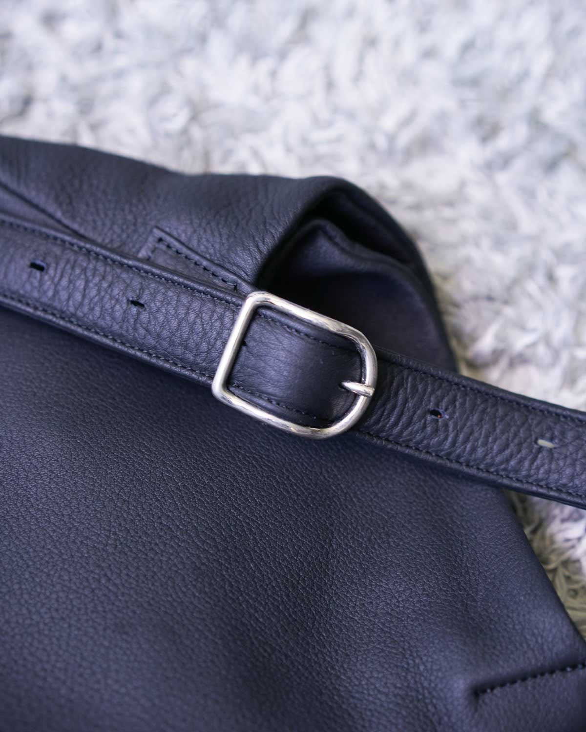 BLACK（シンプルで美しいベルトのバックルはワンポイント）