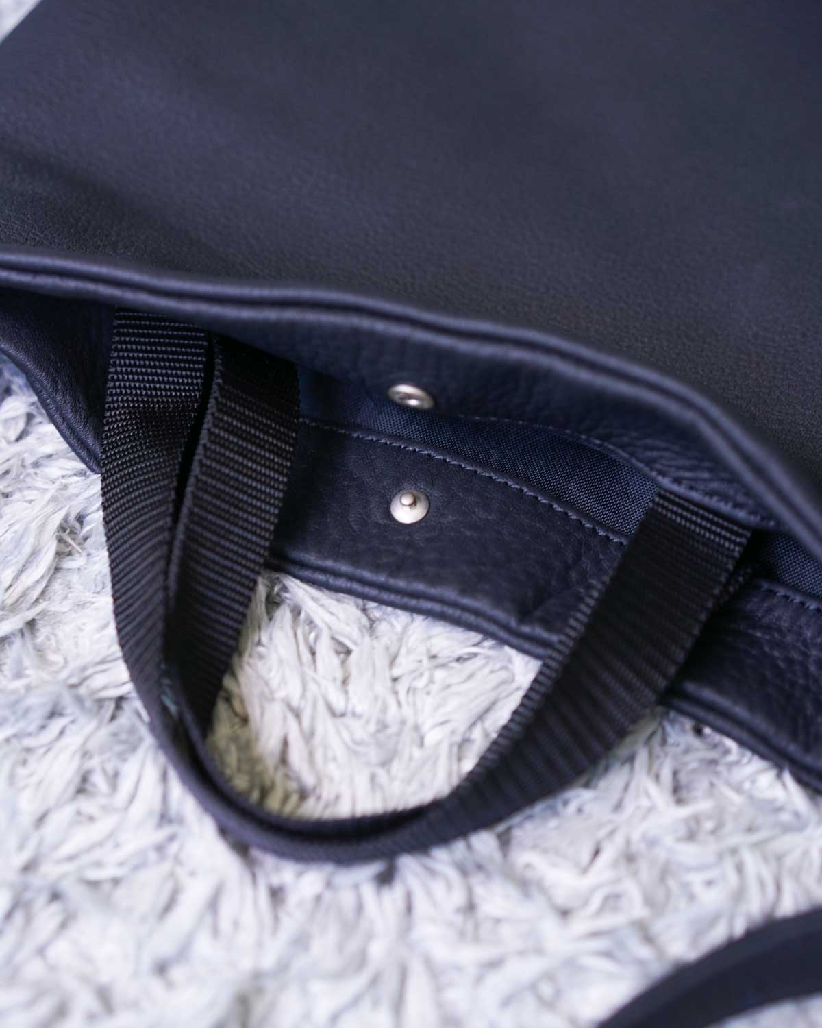 BLACK（口部分にはホックとハンドルが付き２WAY仕様に）