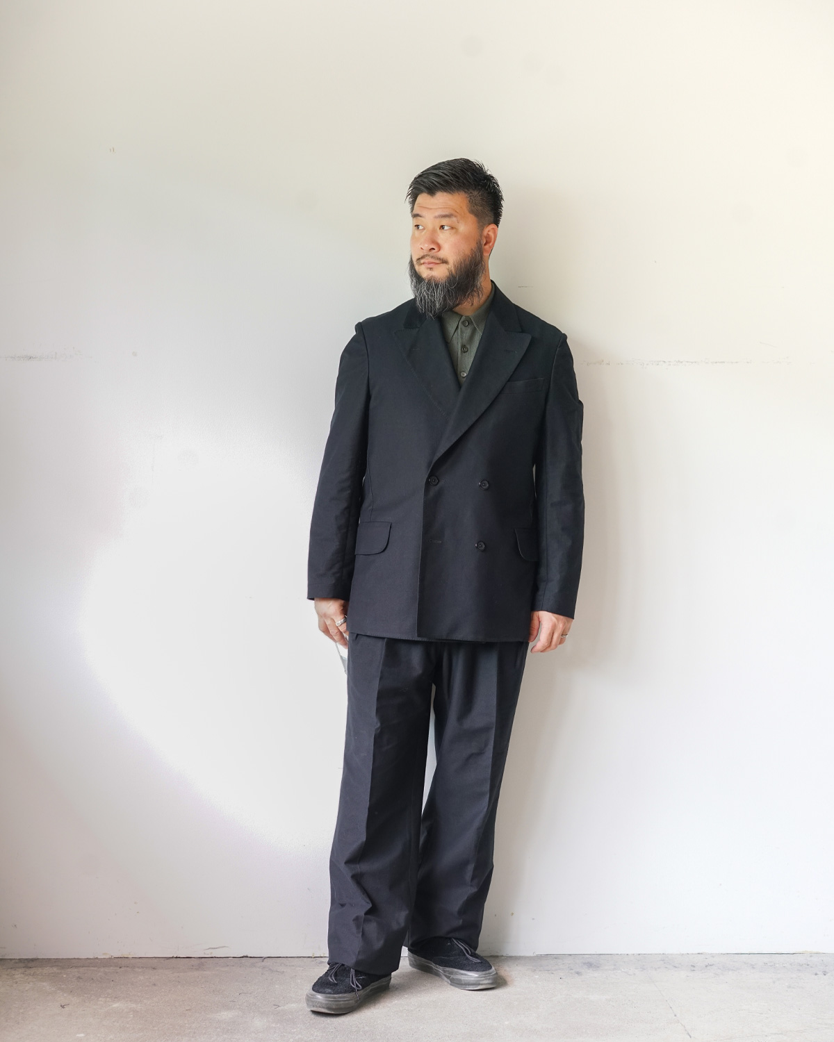 BLACK(165cm66kgでジャケット、パンツ共に46サイズを着用)