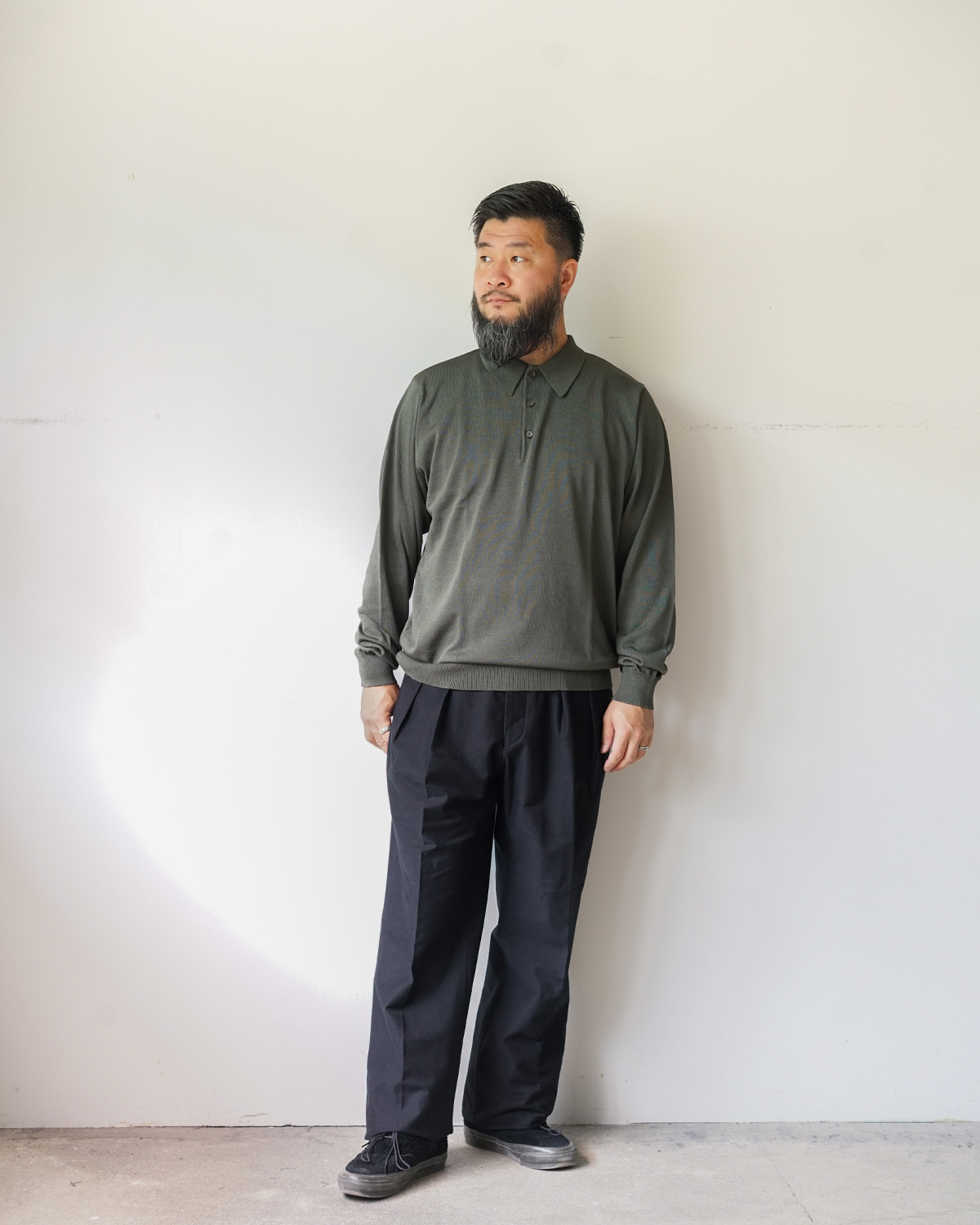 BLACK(165cm66kgで46サイズを着用:長袖ポロとのスタイリング)