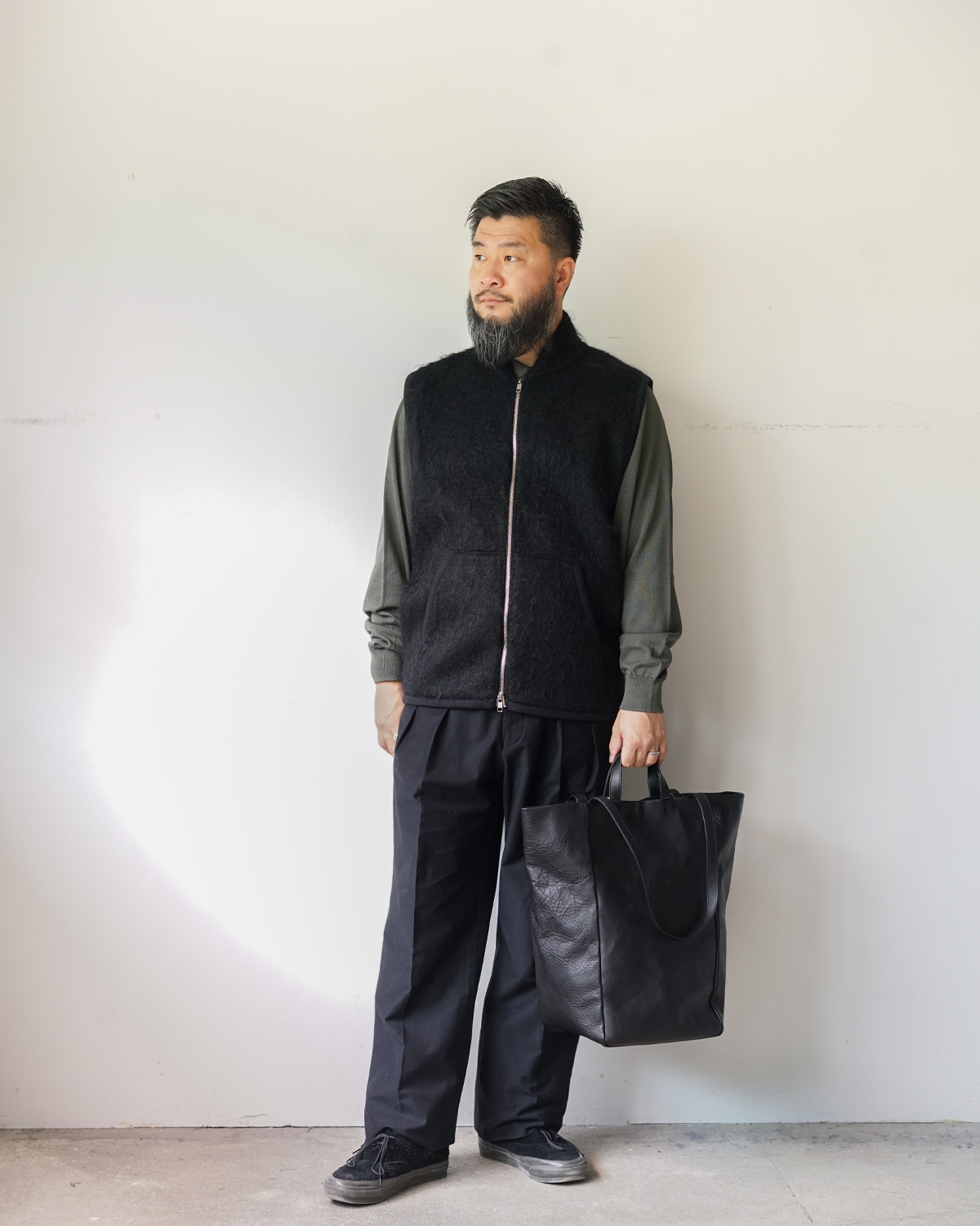 BLACK(165cm66kgで46サイズを着用:長袖ポロとベストを羽織ったスタイリング)