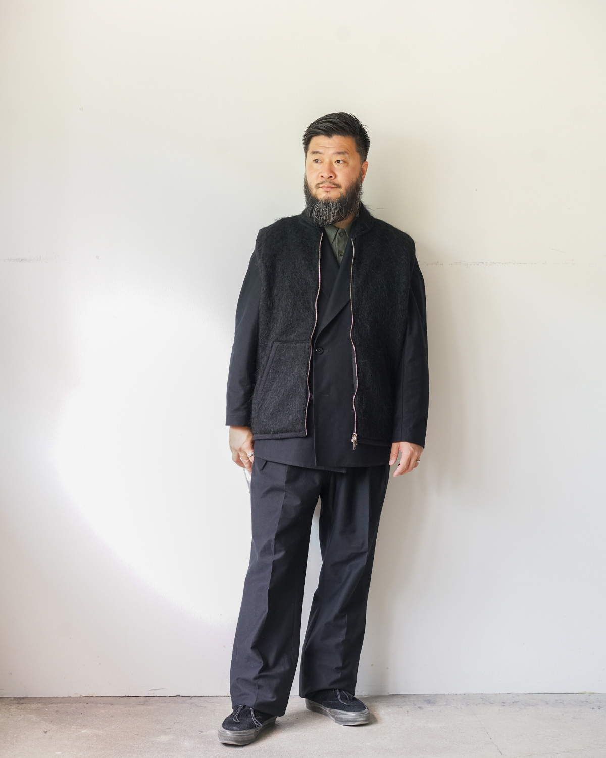 BLACK(165cm66kgで46サイズを着用:セットアップにベストを着用したスタイリング)