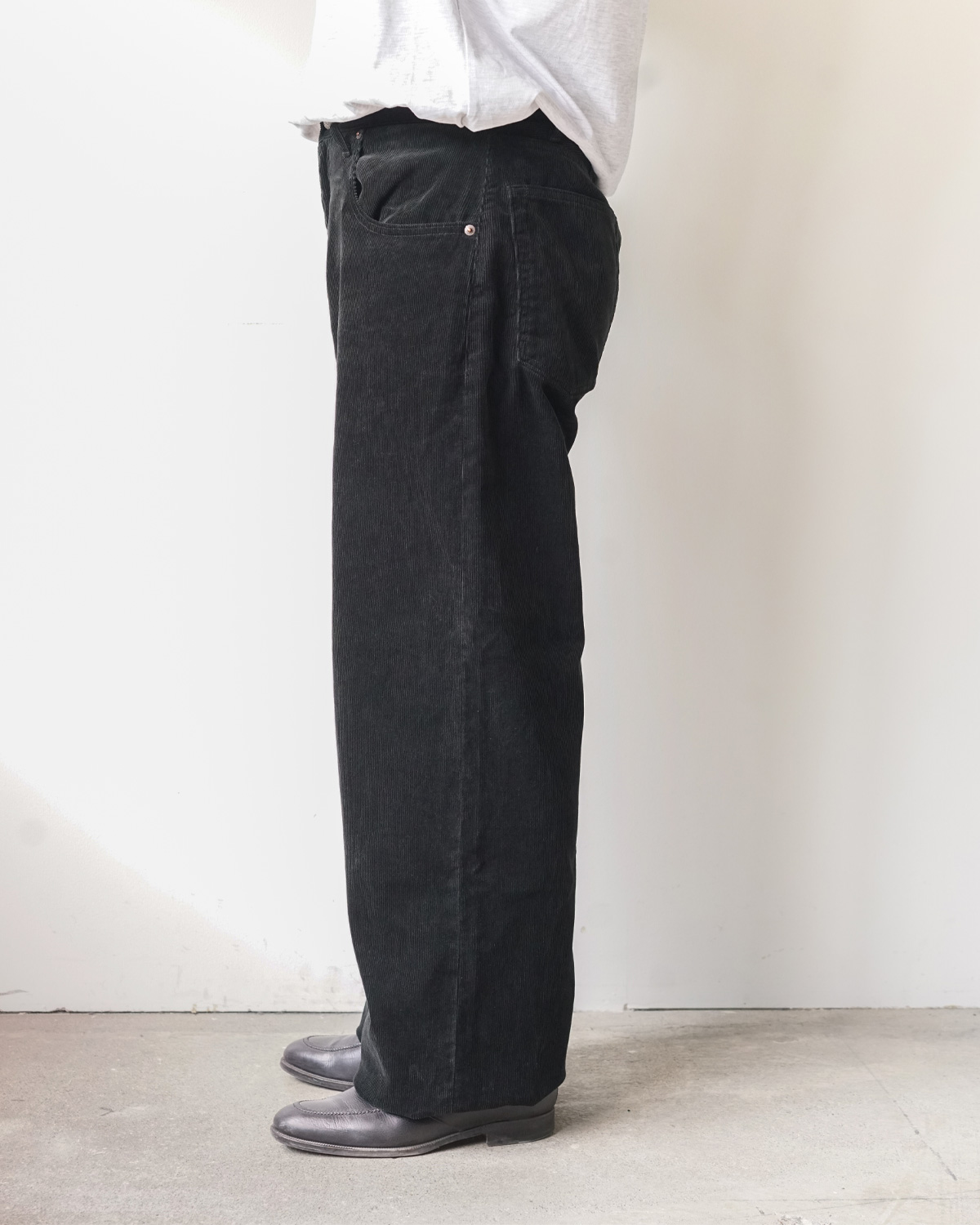BLACK(ウエスト80cmで(32)サイズを着用)