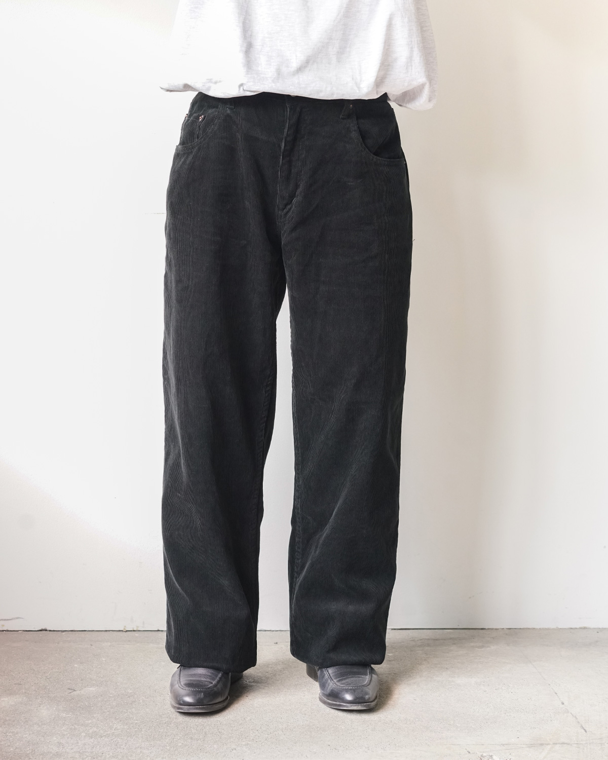 BLACK(ウエスト80cmで(32)サイズを着用)