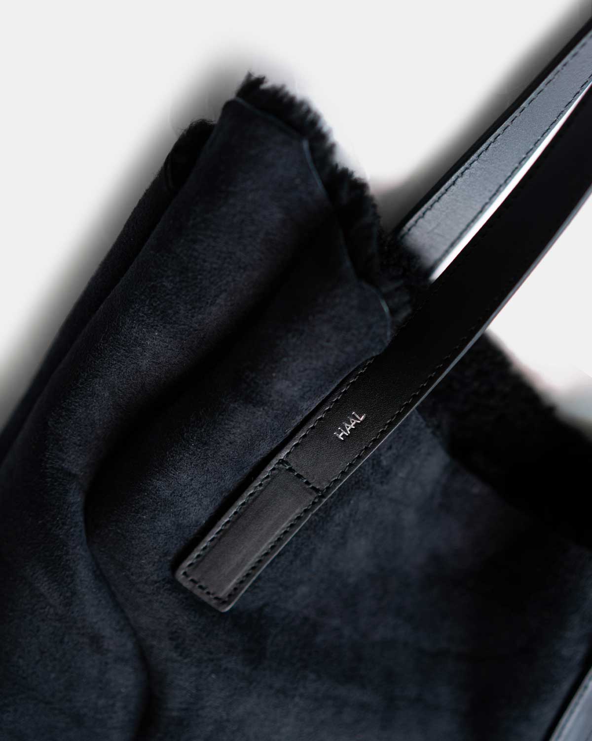 BLACK（ハンドル付け根にはHAALの箔押しが控えめにつきます）