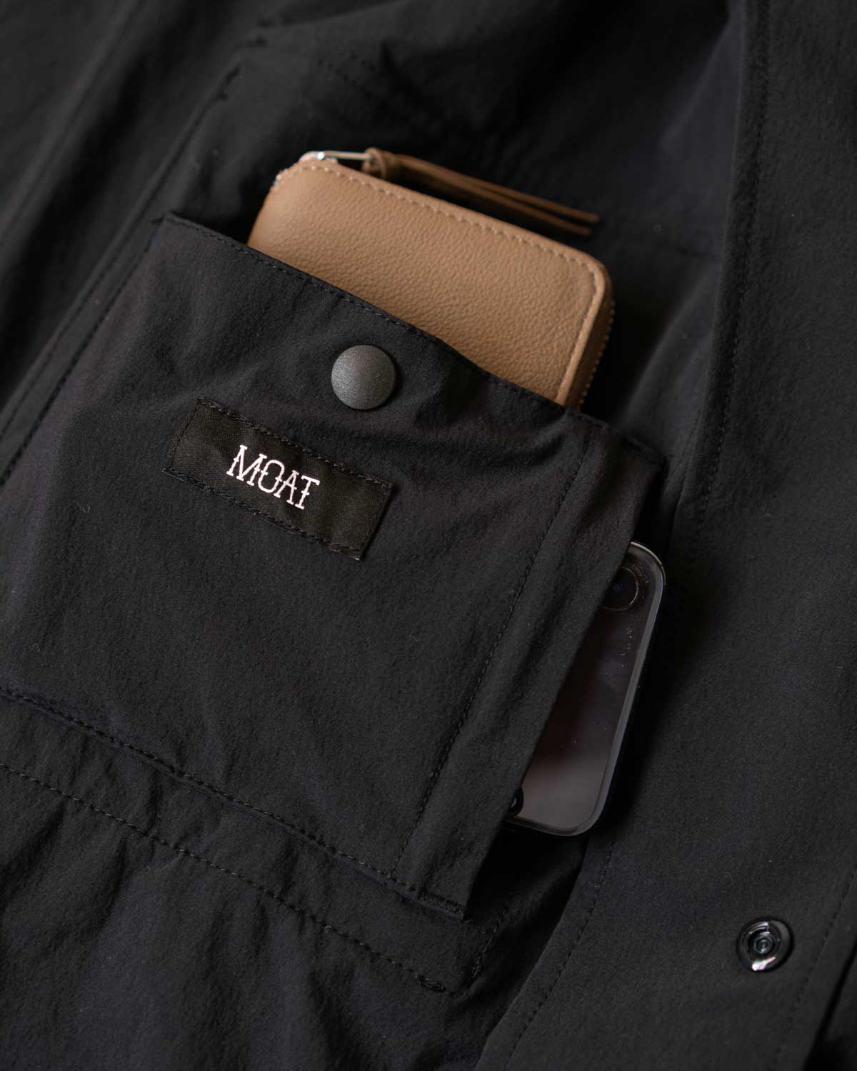 BLACK（充実したインナーポケットは小物の収納が豊富）