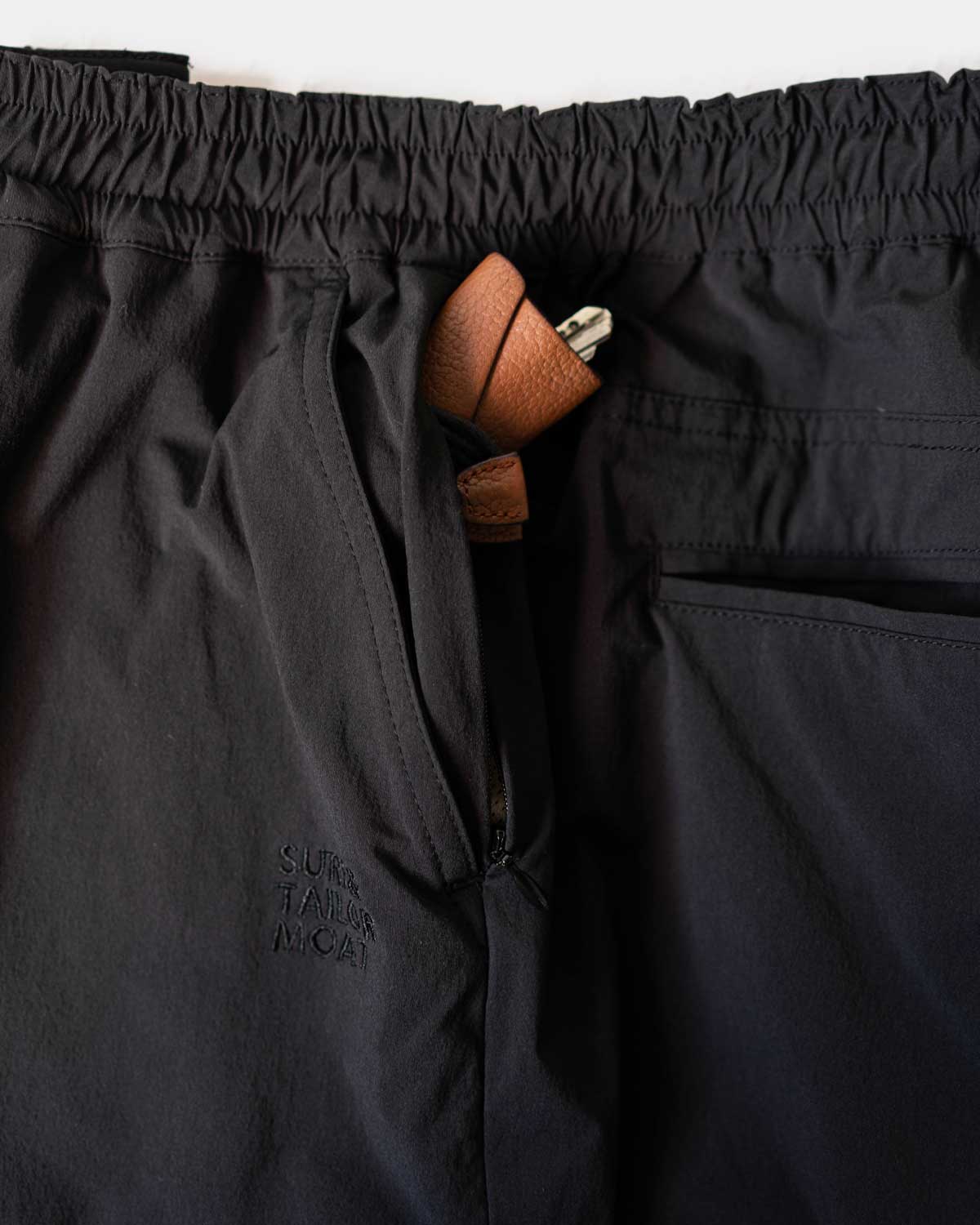 BLACK（サイドシームウエスト付近に隠しポケットがつき、貴重品などを入れられます）