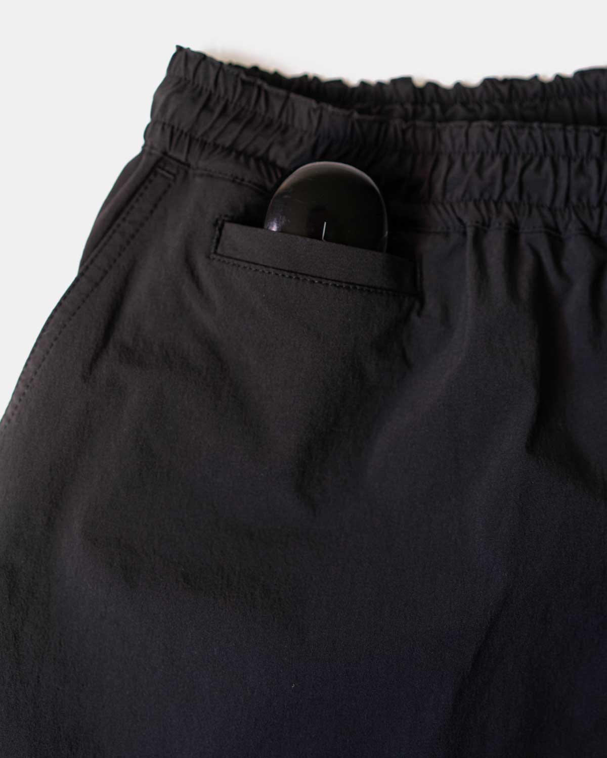 BLACK（フロントにもミニポケットがつくのでイヤーポッドも収納できます）