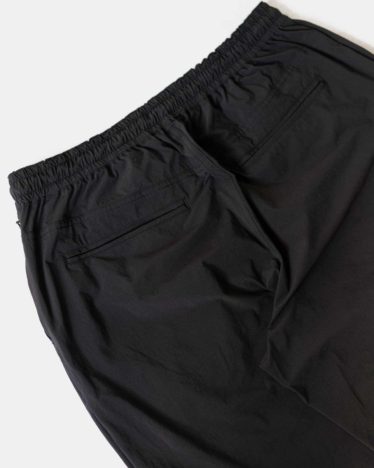 BLACK（バックポケットは両玉縁仕上げで補強されています）
