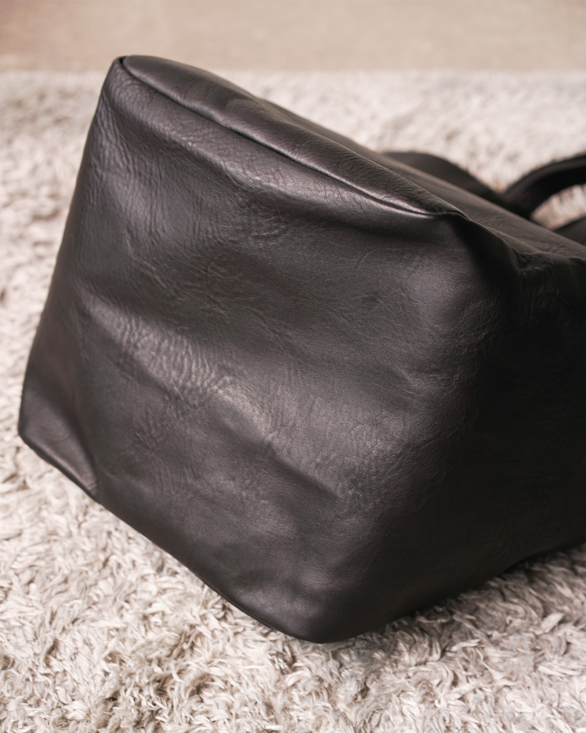 BLACK(そこには余計な金具などつけない素材を活かした贅沢な作りです)