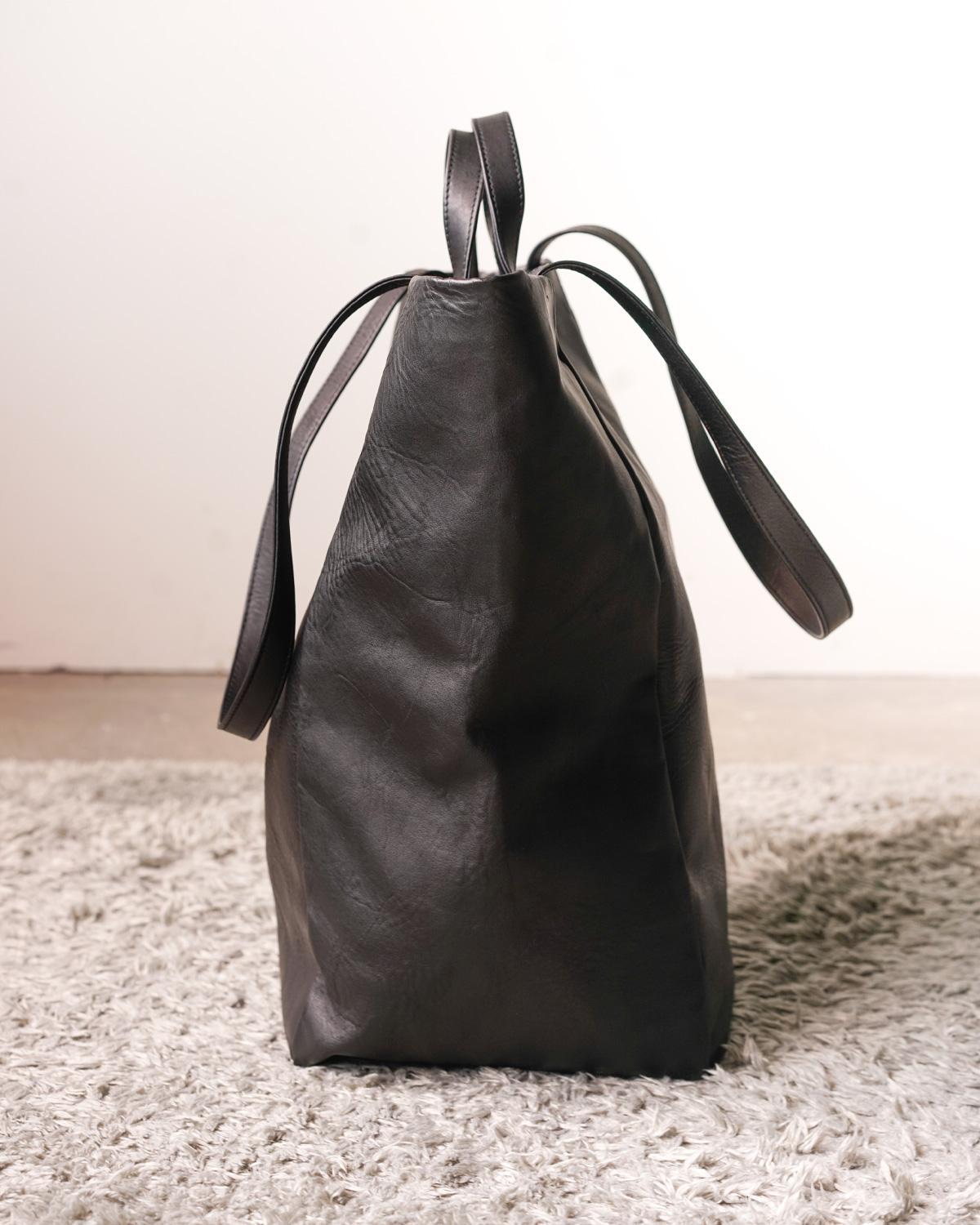 BLACK(22cmあるマチ幅のおかげで見た目以上の収納が可能です)