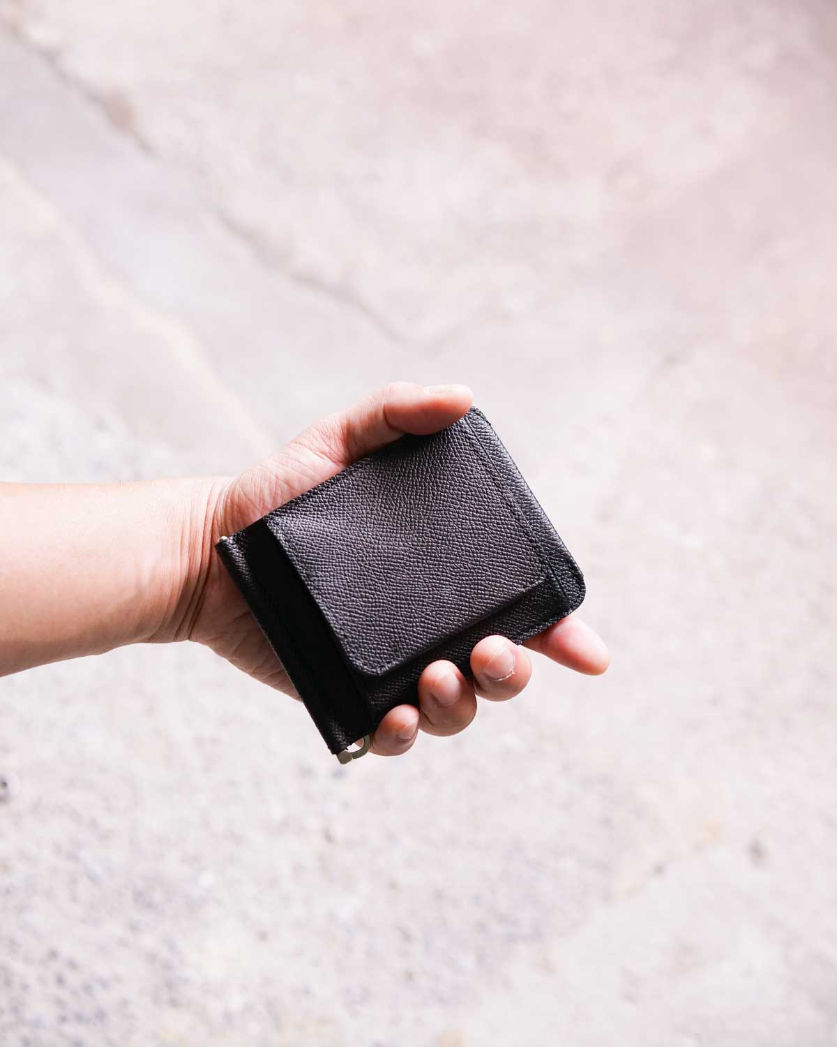 BLACK（手のひらサイズでコンパクトでスマートな収納が可能）