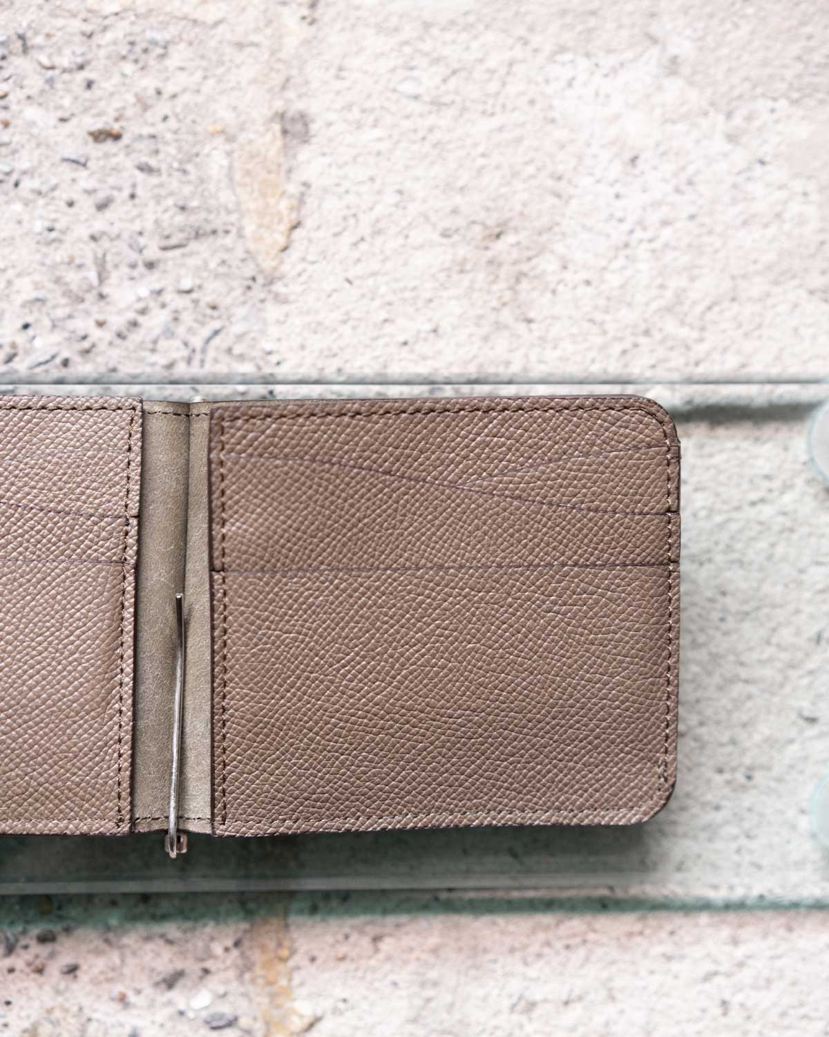 TAUPE（片側３室のカードケースは均等に入り膨らみにくいです）
