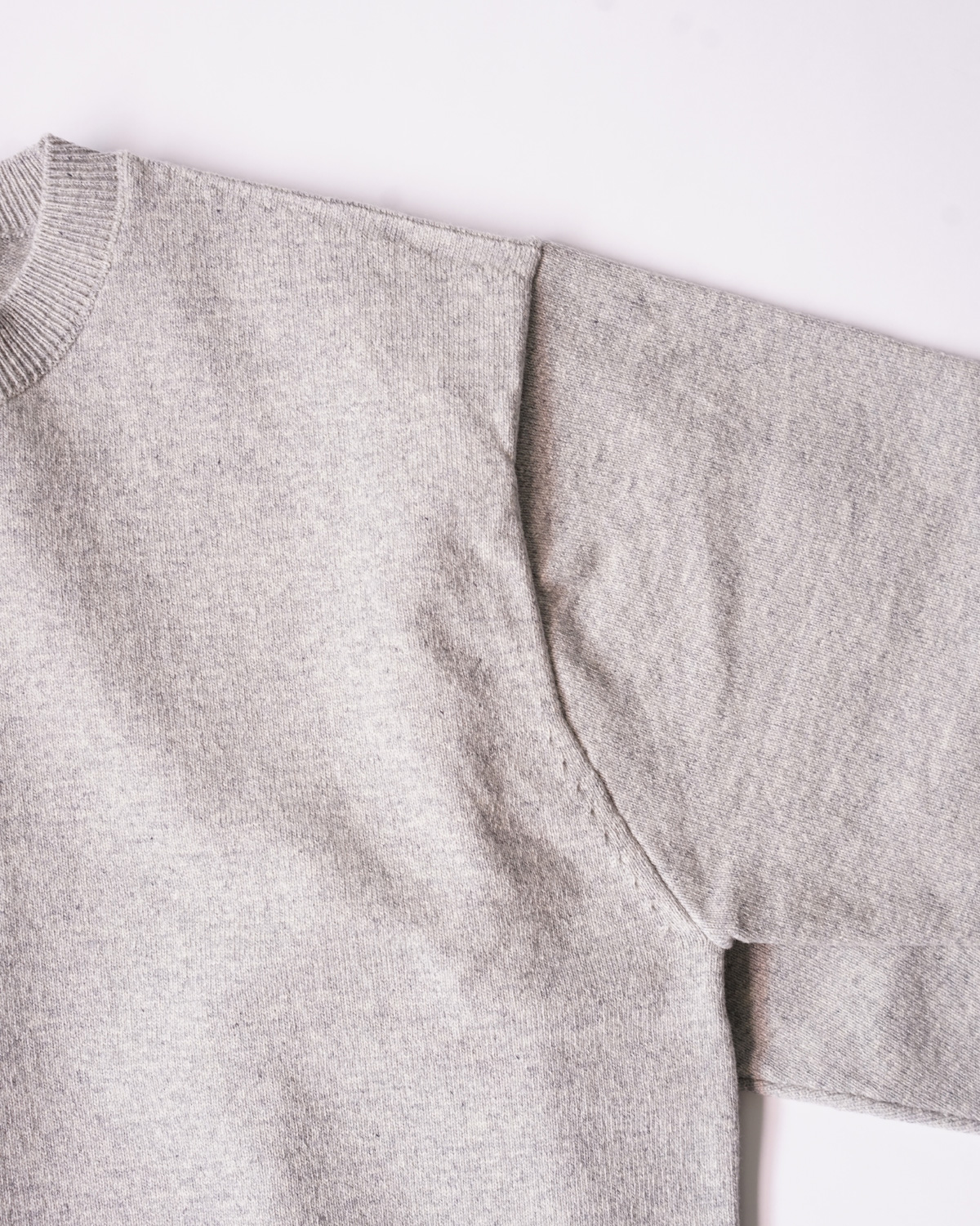 Top Gray(肩はセットインでアームが広く重ね着もしやすいです)