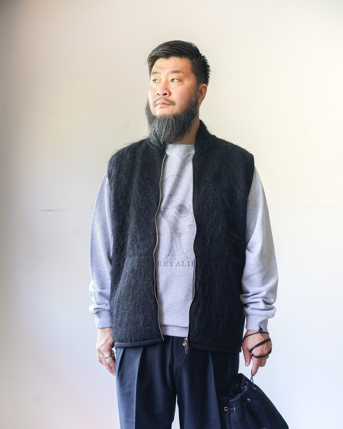 GREY：（重ね着もしやすいので何かと使いやすいです。）