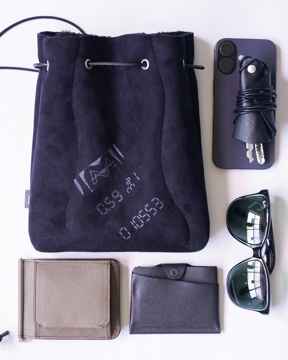 black(財布、カードケース、鍵、スマホ、サングラスが難なく収納できます)