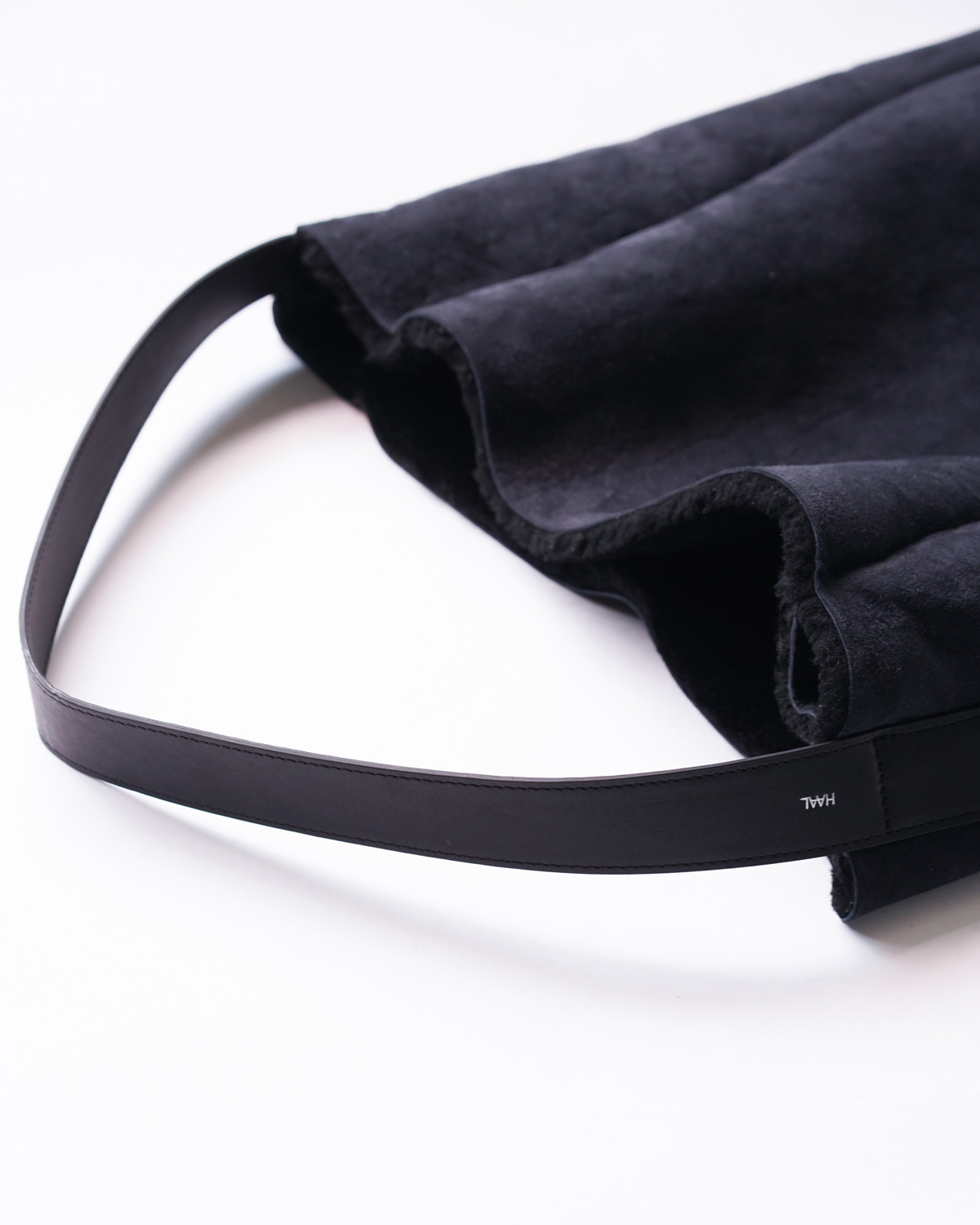 PRIMITIVE ONE SHOULDER BAG -MOUTON- black